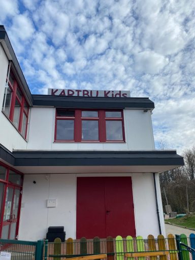 Reinigung Eternit-Fassade Kindertagesstätte Karlsruhe – schadstoffarm & vorschriftsgemäß
