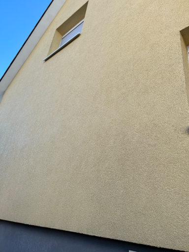 Putzfassade nach Reinigung und Imprägnierung, atmungsaktiv und ohne Versiegelung.
