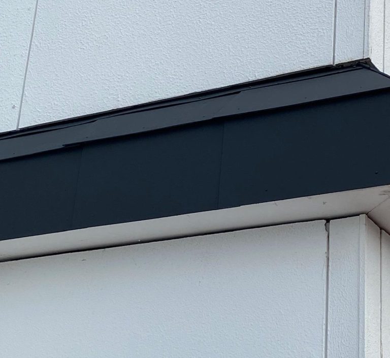 PBM-Bautenschutz reinigt und beschichtet 38 Jahre alte Eternitplatten in Karlsruhe – schonende Sanierung ohne Hochdruckverfahren.
